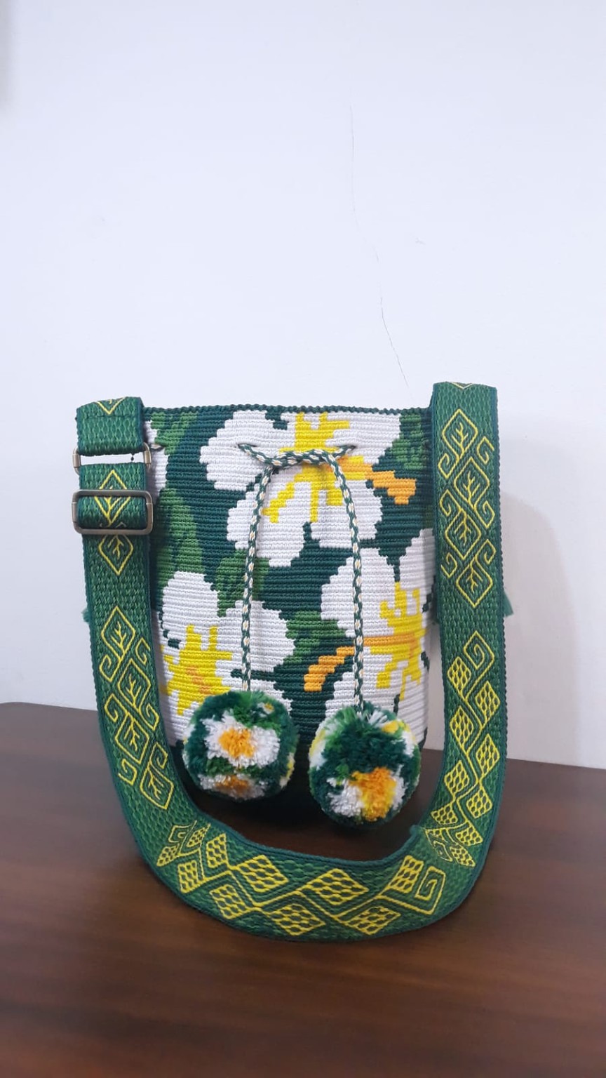 Tas crochet Mochila hijau dengan motif bunga putih, karya Noeng Collection.
